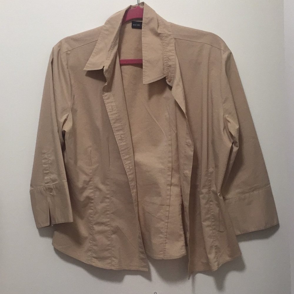 Tan camo button down shirt newyork and company 😍!